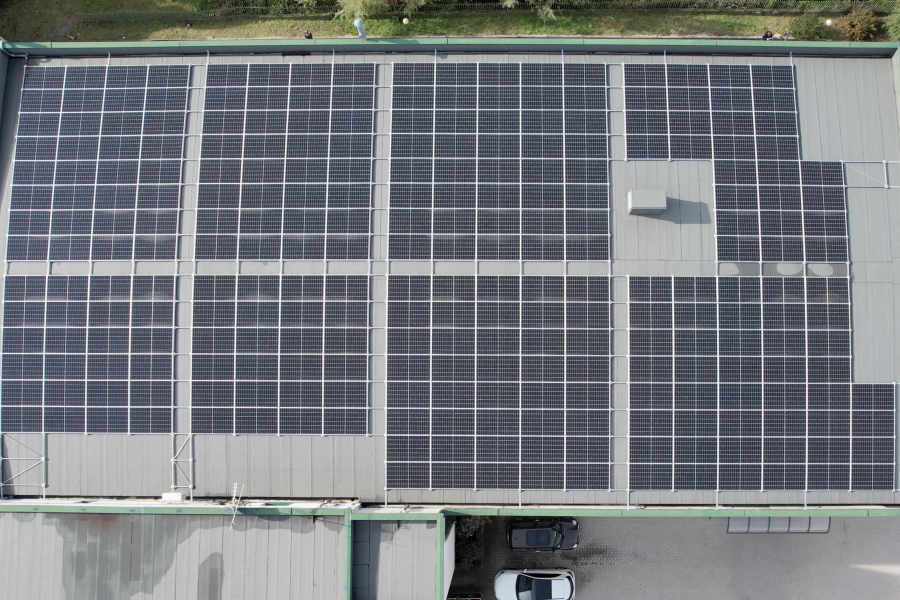 Fotovoltaico aziendale 2026: incentivi, accumulo e peak shaving