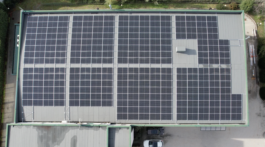 Fotovoltaico aziendale 2026: incentivi, accumulo e peak shaving