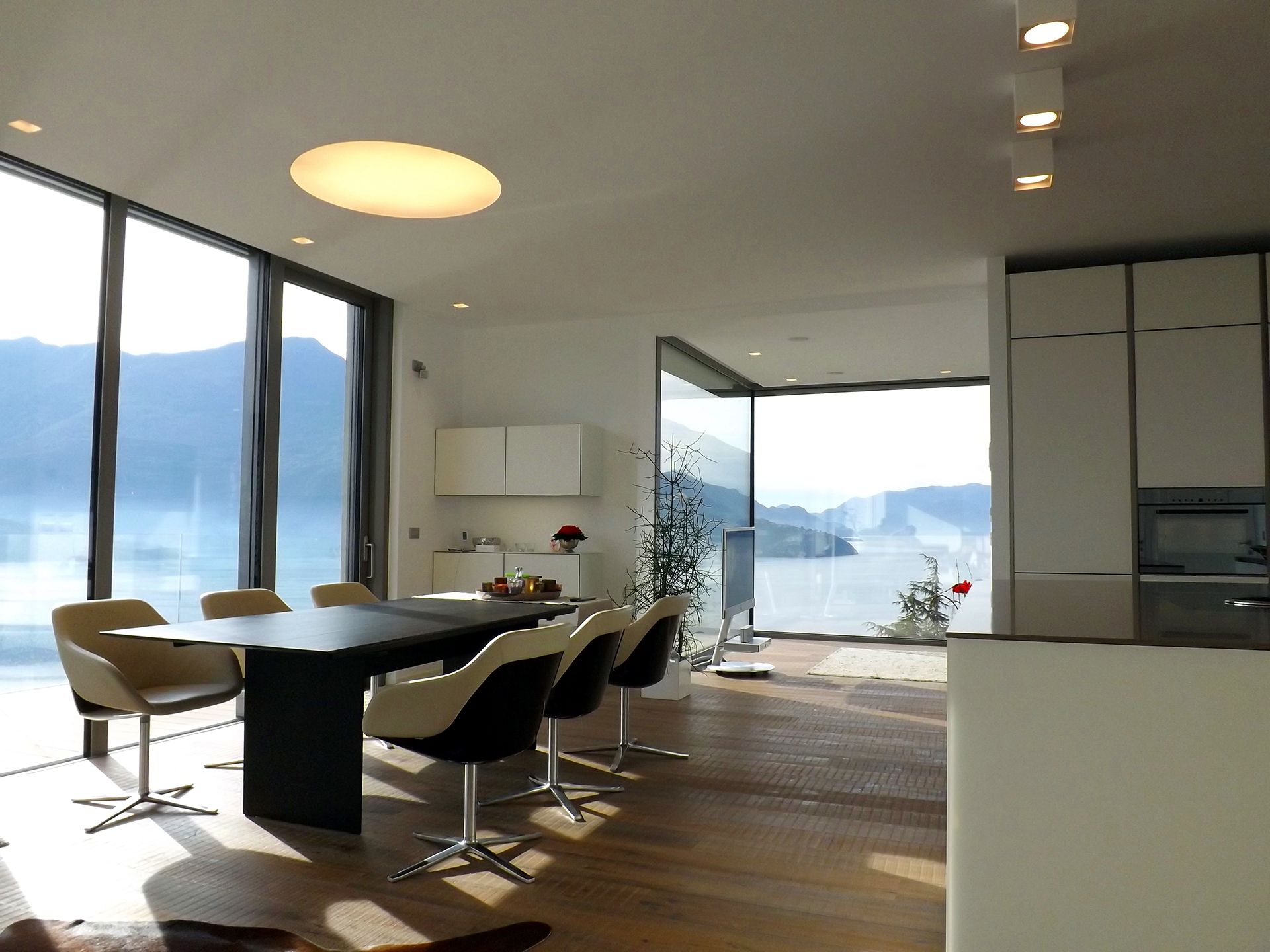 Valorizzare ambienti dal design minimale e moderno dell’abitazione sita sul ramo comasco del lago di Como e garantire l’illuminazione idonea in ogni ambiente della casa.