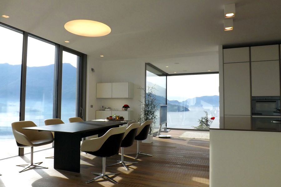 Valorizzare ambienti dal design minimale e moderno dell’abitazione sita sul ramo comasco del lago di Como e garantire l’illuminazione idonea in ogni ambiente della casa.
